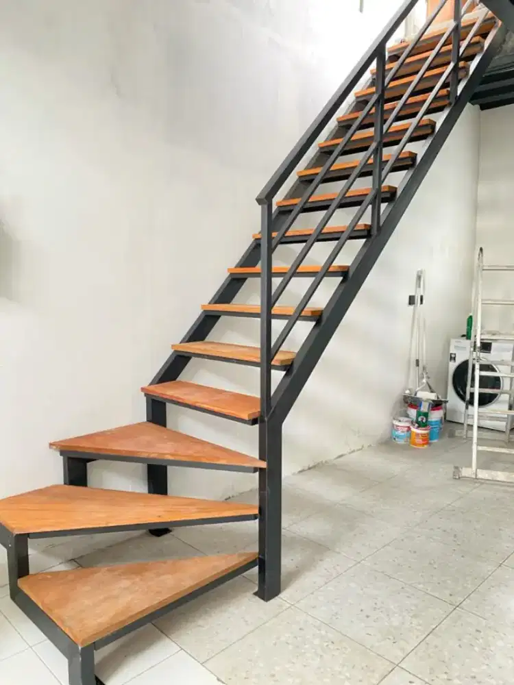 tangga rebah trap kayu pegangan besi