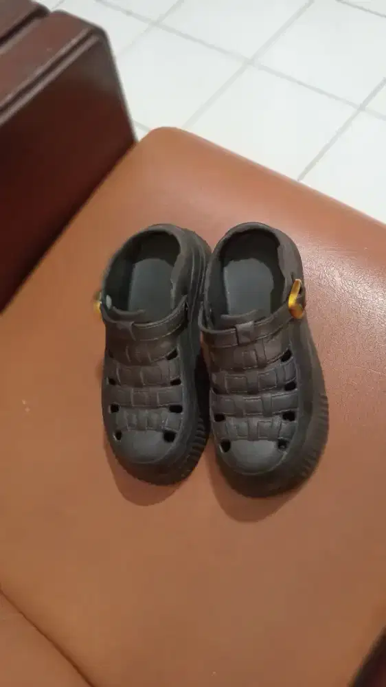 Sendal sepatu hitam