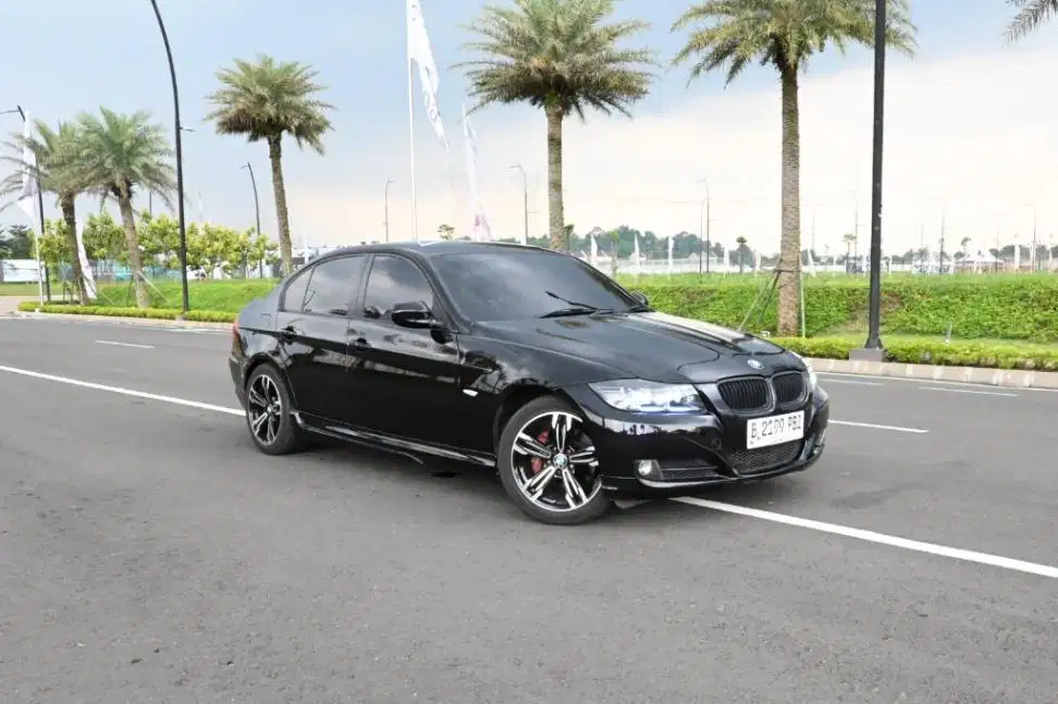 BMW 320i E90 2010 Black