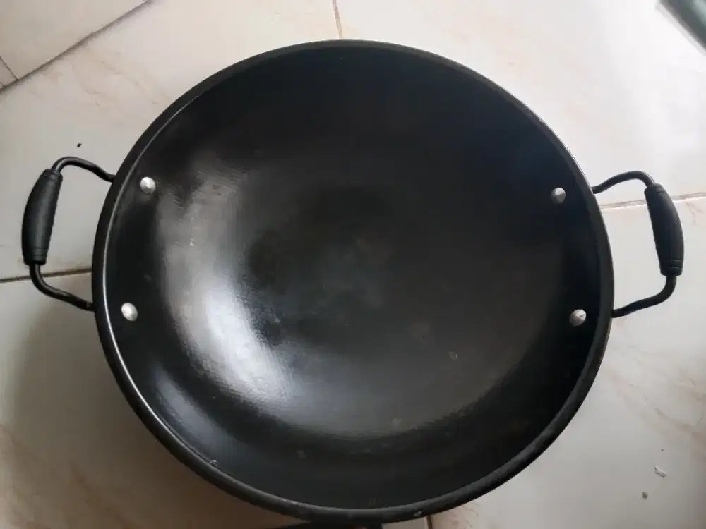 Kuali besi sama tutup nya