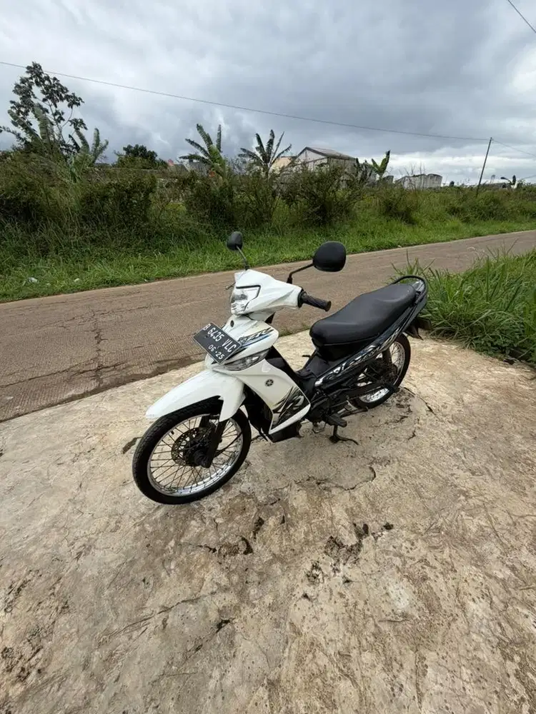 YAMAHA VEGA ZR 2011 Putih / Hitam