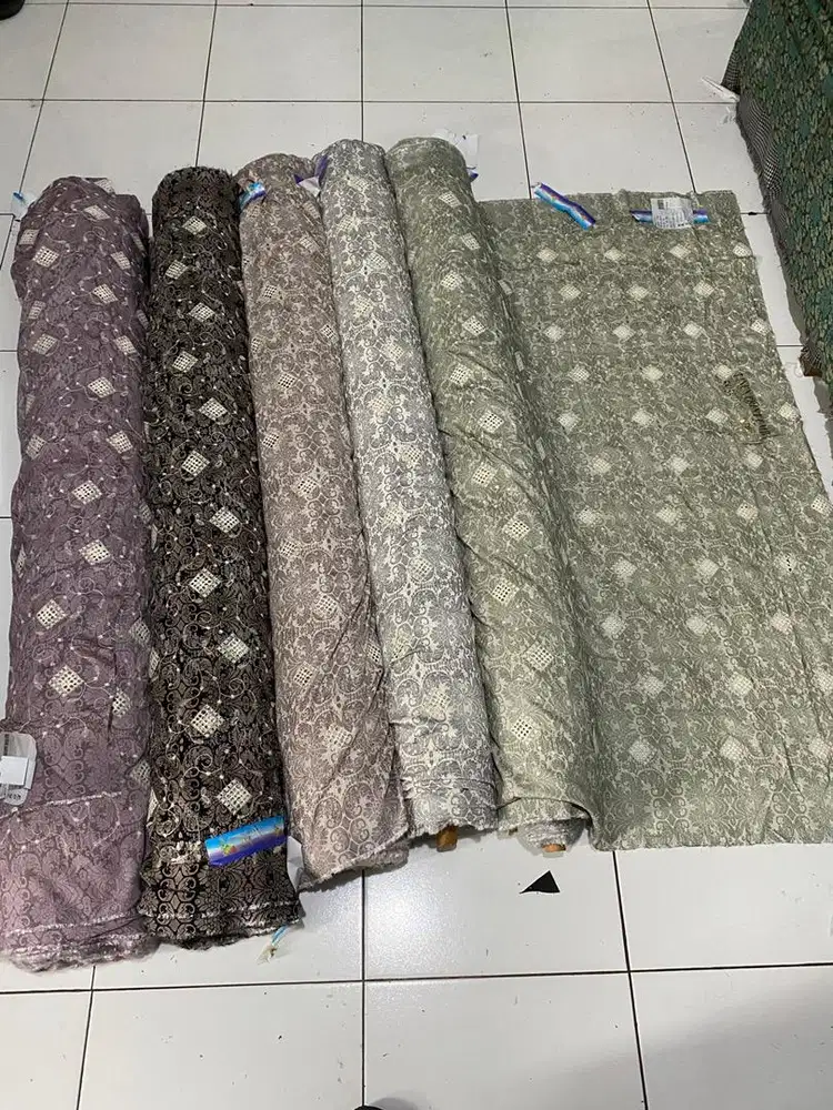 Tukang gelar bahan baju