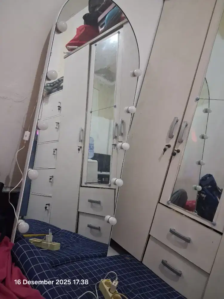 Cermin ada 10 lampu Tinggi 155 cm Lebar 60 cm