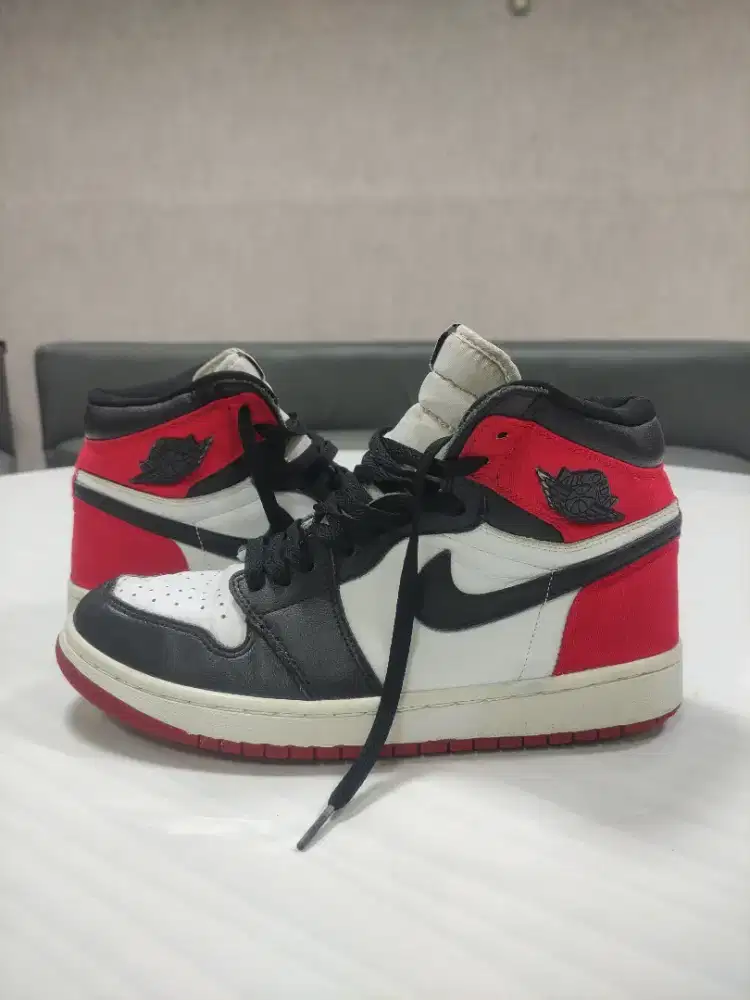 Sepatu Nike AJ1 Retro Black Toe Satin