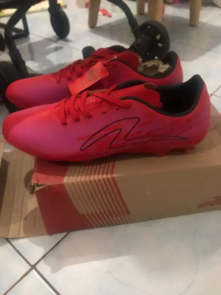 Sepatu bola SPECS accelerator hyperchaos