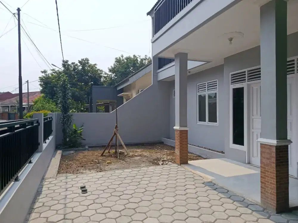 Disewakan rumah murah bangunan baru 2 lantai LT280LB 200 KT 6 carport 2 mobil depan taman dekat Galaxy