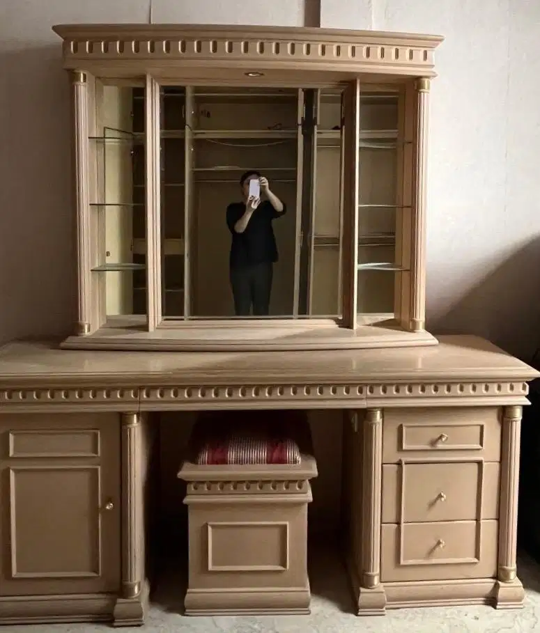 1 SET LEMARI & MEJA RIAS