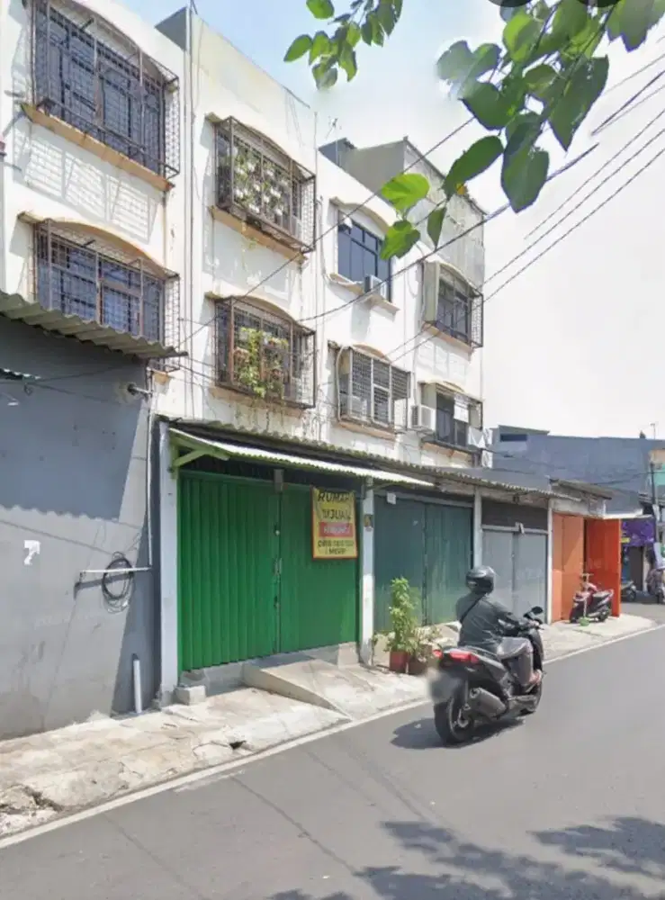 Rumah tingkat akses 2 mobil