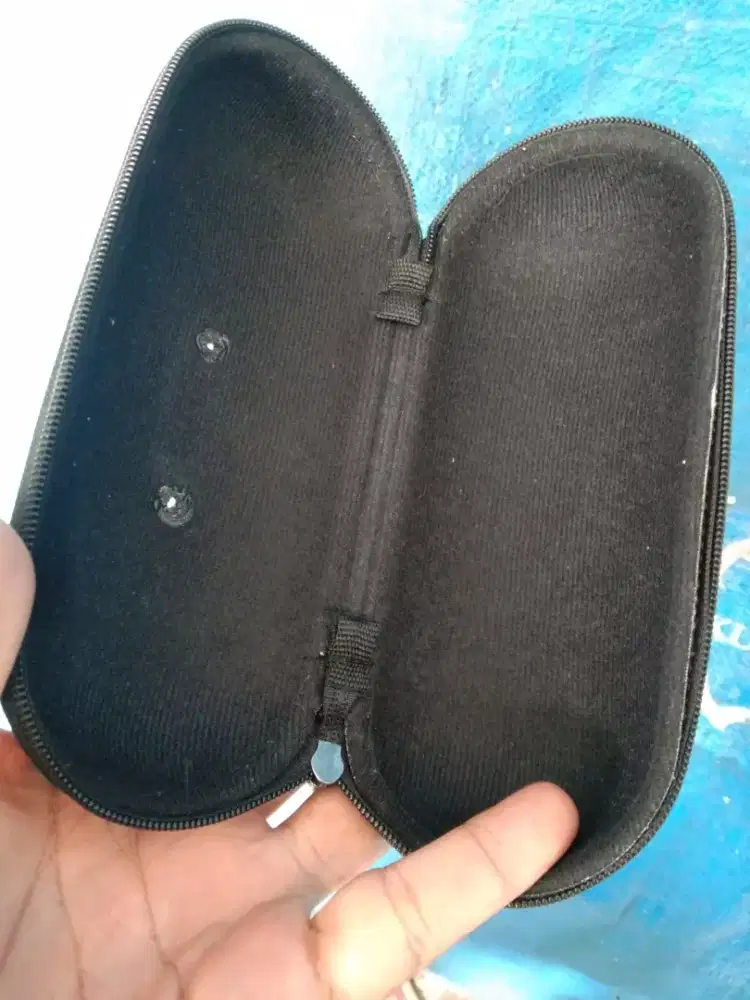 Kotak kacamata Oakley