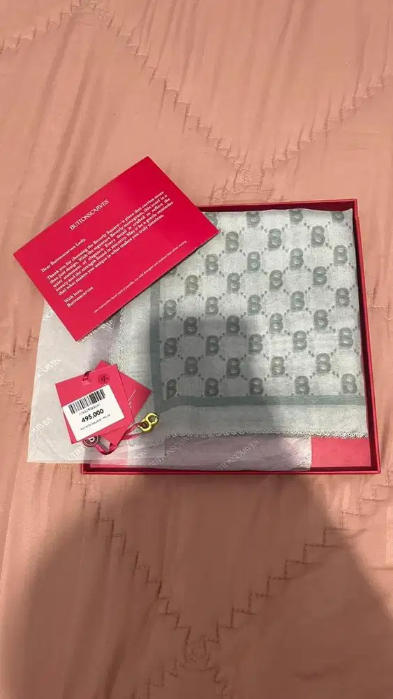 Buttonscarves Beverly Square