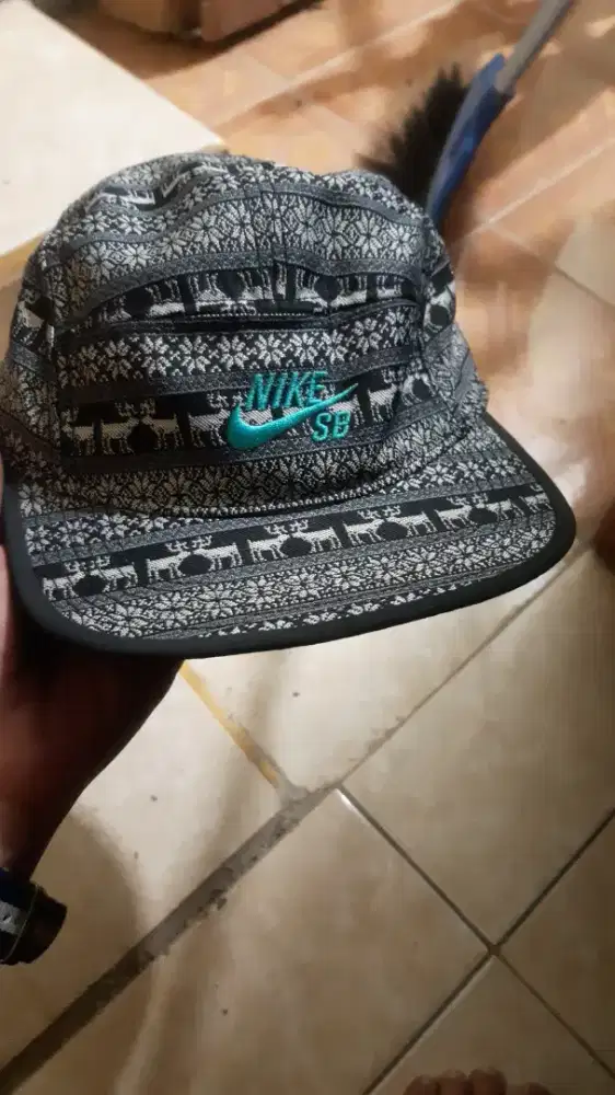 Topi nike SB motif crismast