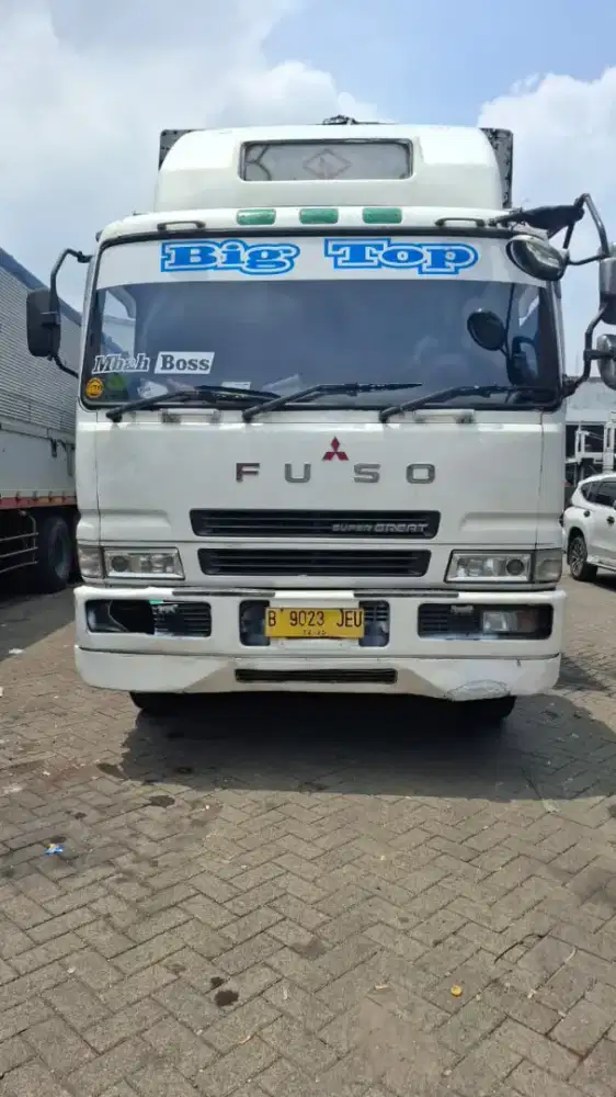 Paket Fuso wingbox Jumbo kondisi jalan
