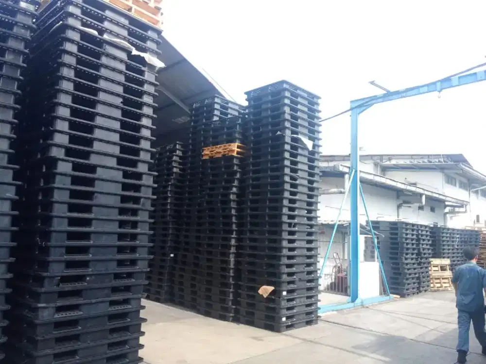 Palet plastik hitam 1300 x 1100 x 150