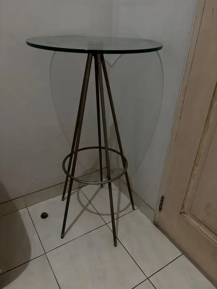 Bar stool dan meja