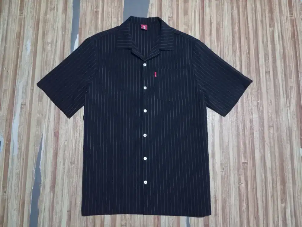 Kemeja Open Collar.