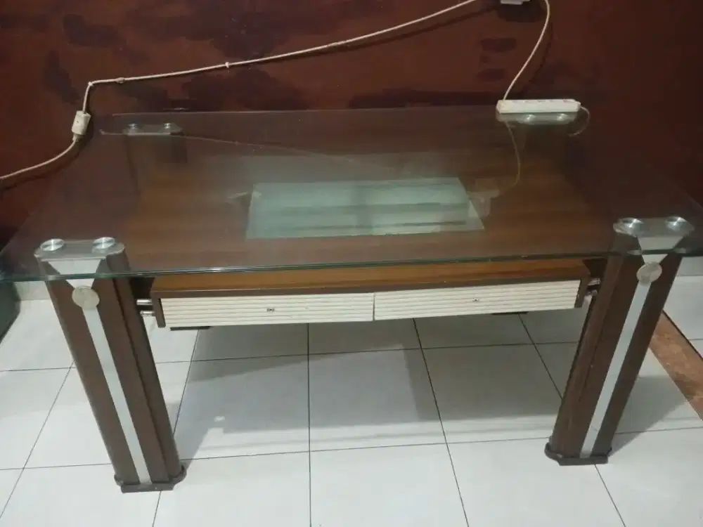 Meja makan bekas tanpa kursi