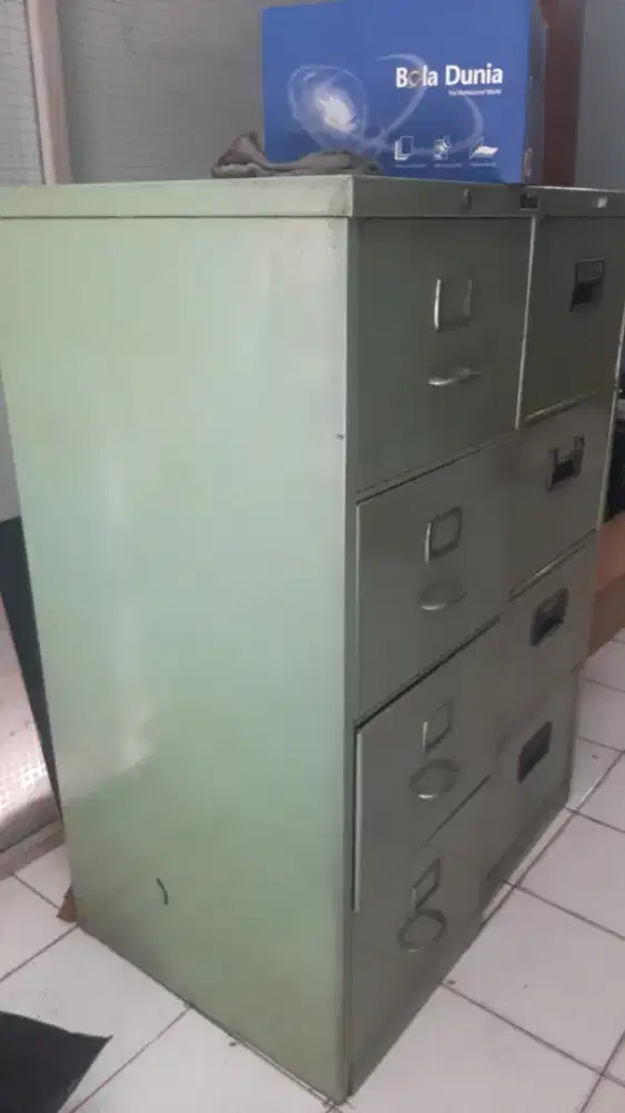 lemari besi loker ada 2 merk lion