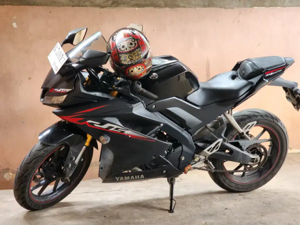 Yamaha black R15 SPORT