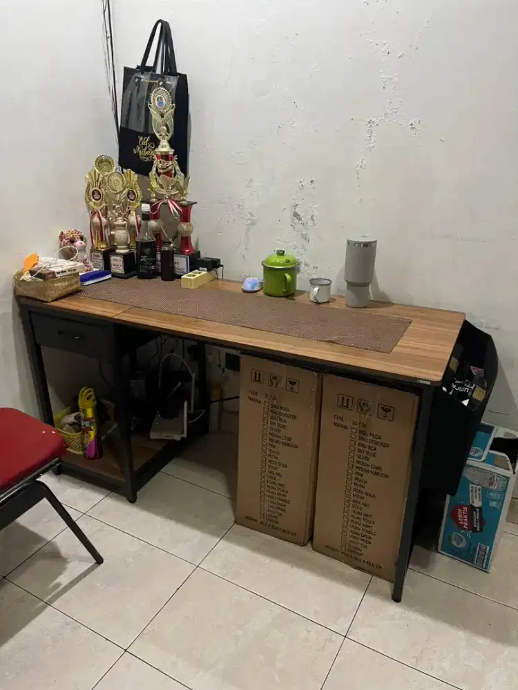 Meja Kantor/Komputer