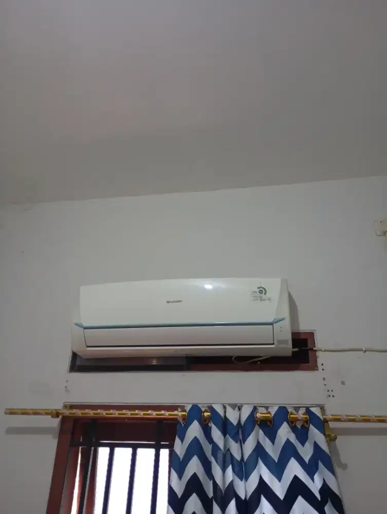 Ac Sharp 3/4pk low watt milik pribadi