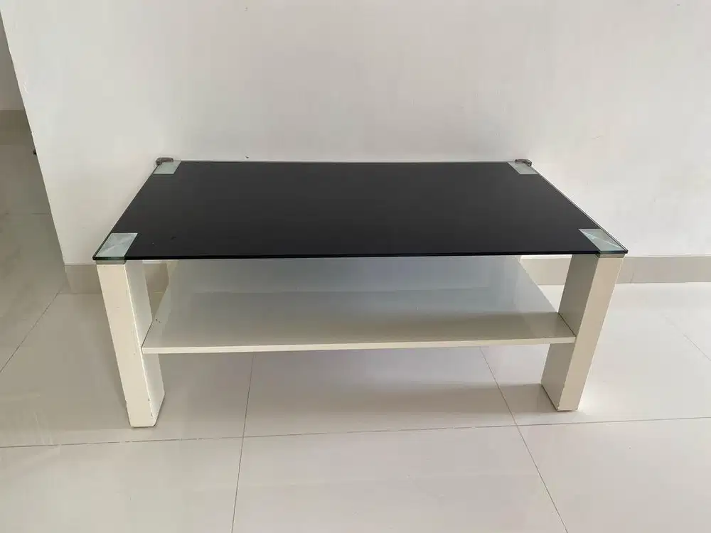 Meja tamu kaca informa