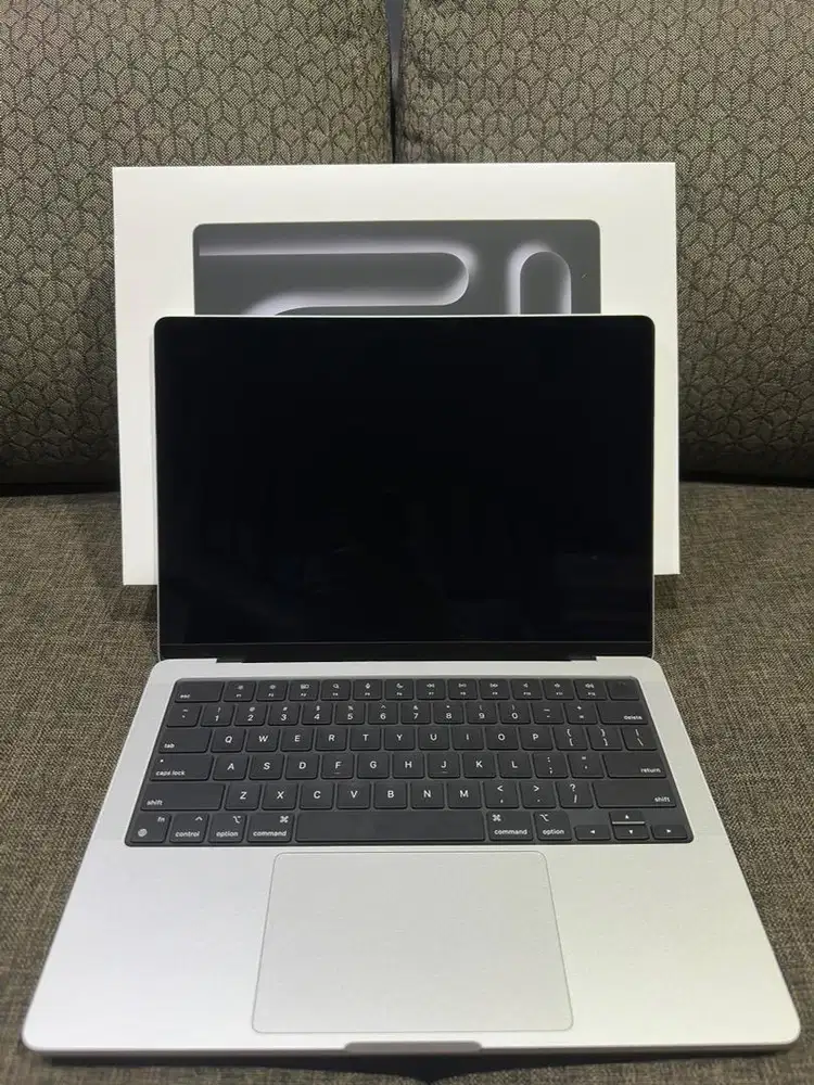 MacBook Pro M3 14Inch Starlight 8 512GB | Garansi On Des 2026