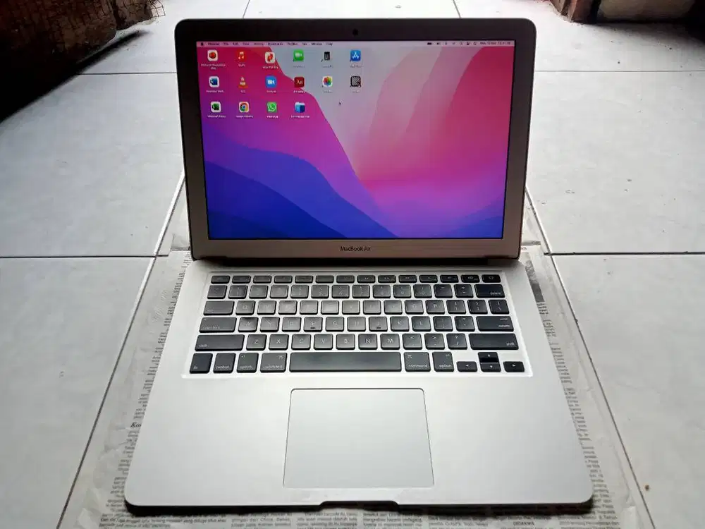 MacBook AIR / 13.3 / 2015 / Core i5 / SSD 128Gb / 4Gb / 3 Jam / SEHAT
