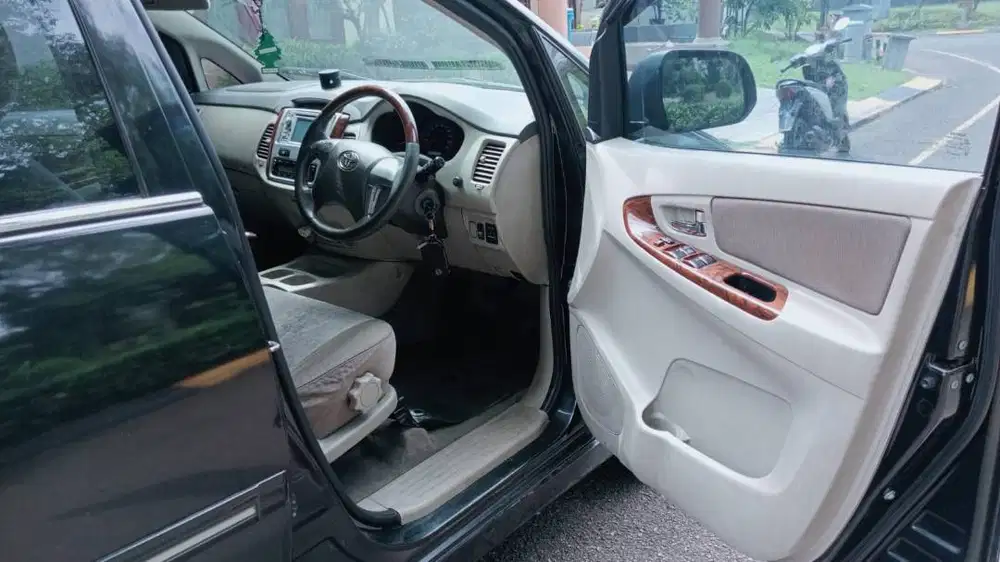 JUAL MOBIL DIESEL MATIC KIJANG INNOVA 2013