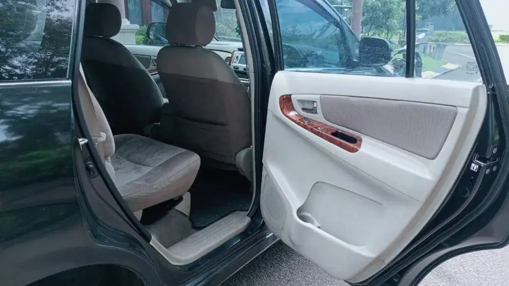 JUAL MOBIL DIESEL MATIC KIJANG INNOVA 2013