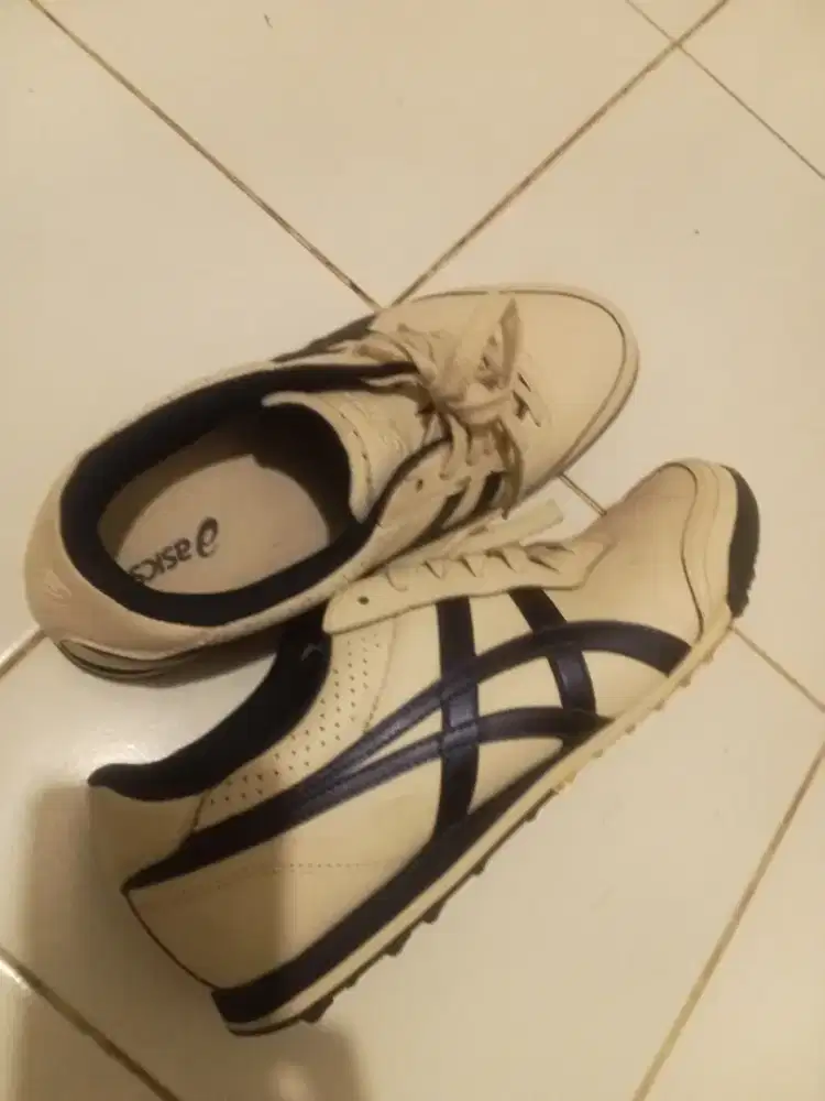 Sepatu merek asics