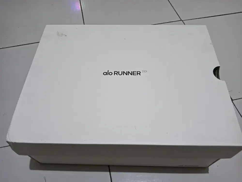 Sepatu ALO Yoga Runner