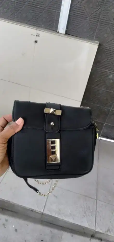 Di jual semua macam tas untuk cew atau cow murah meriah