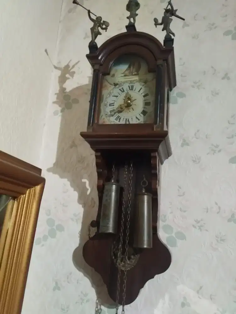 Jam dingding ruang tamu