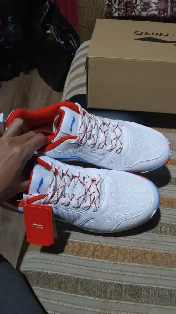 Sepatu badminton Lining