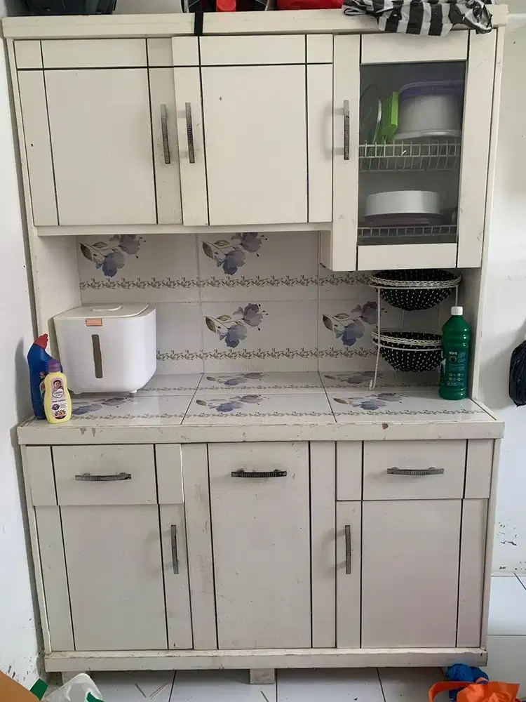 Lemari piring dan tempat simpan barang