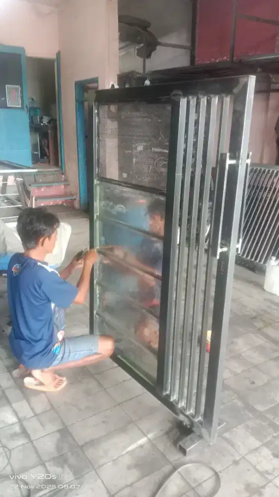 Pintu pagar plat lubang