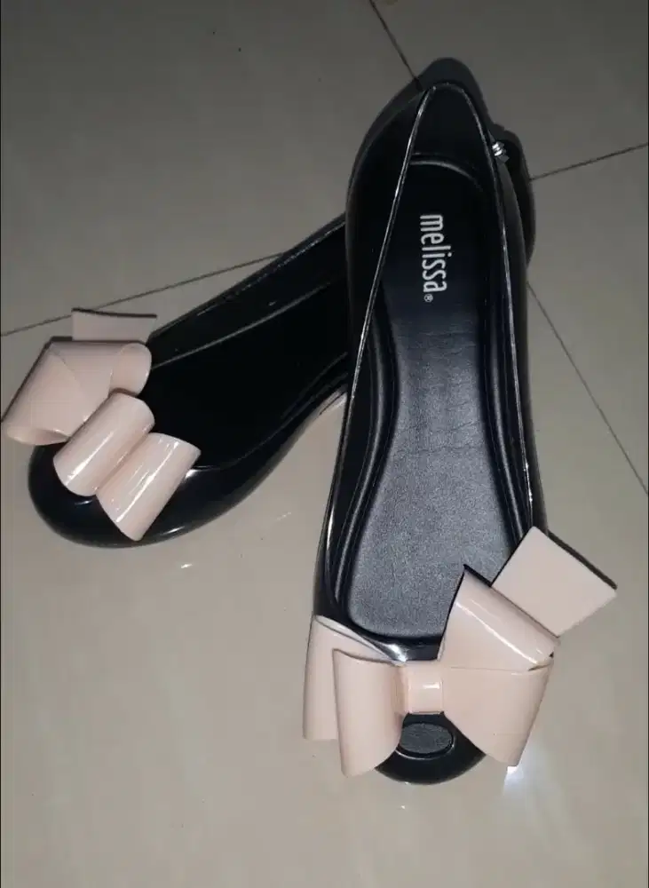 Sepatu Melissa warna hitam asesoris pink