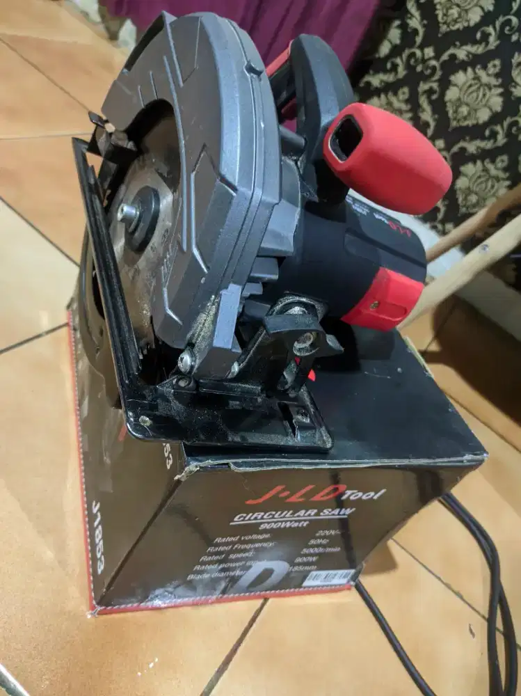 Mesin pemotong kayu / sircel