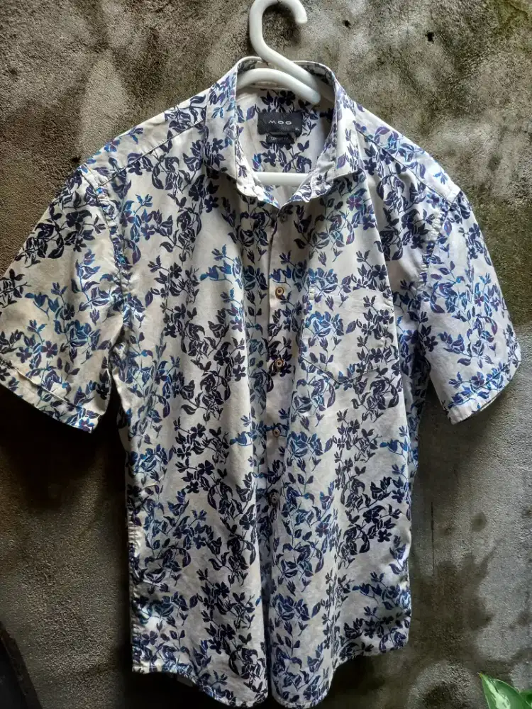 Kemeja MOC Pria mulus like new,lebar dada 60/61cm,panjang 72cm.