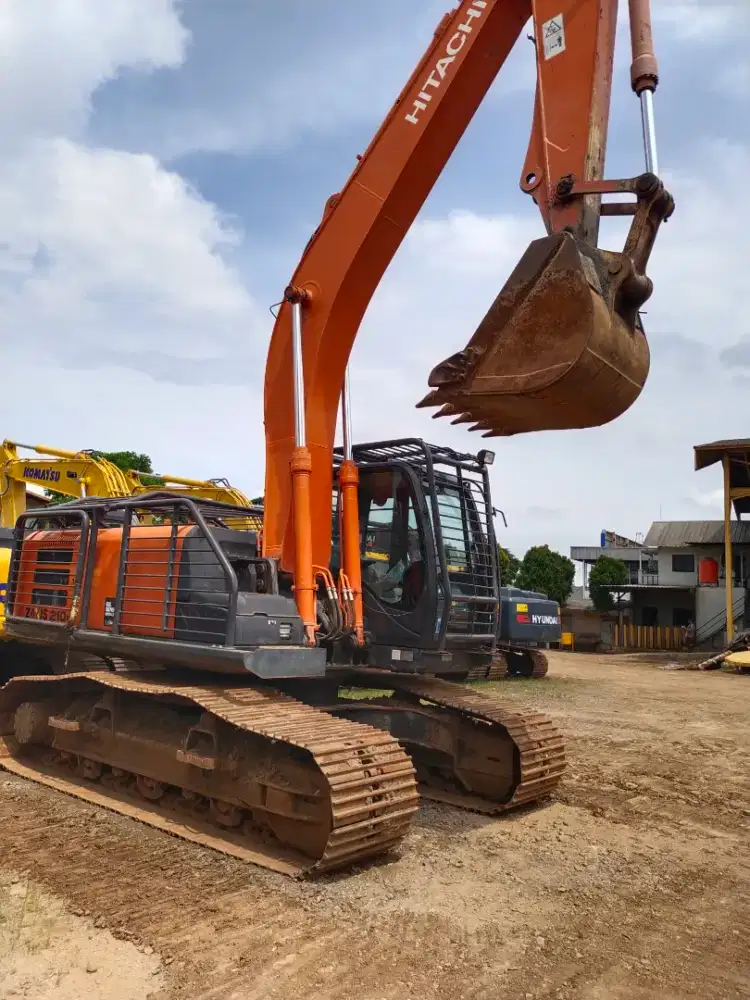 Excavator Hitachi ZX210F Tahun 2021
