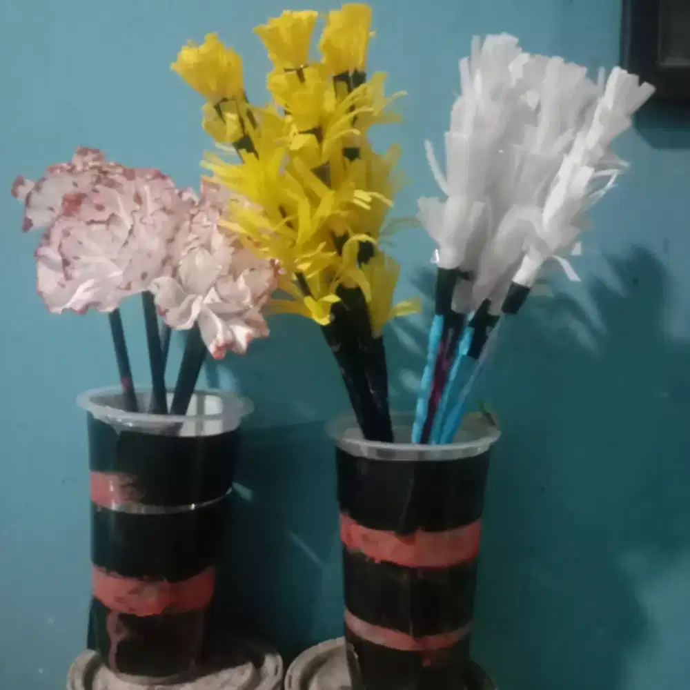 Menjual bunga kerajinan tangan