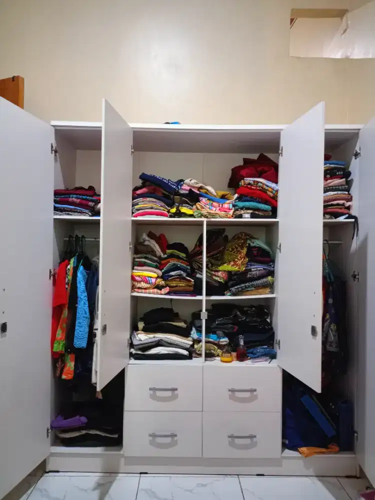 Lemari dengan 4 pintu , dan terdapat laci 4 pintu