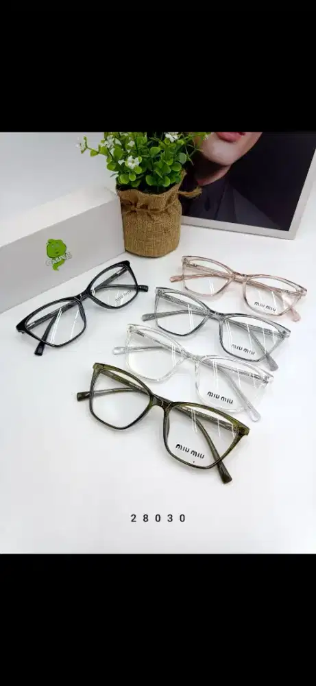 Staff toko kacamata dan asisten faset