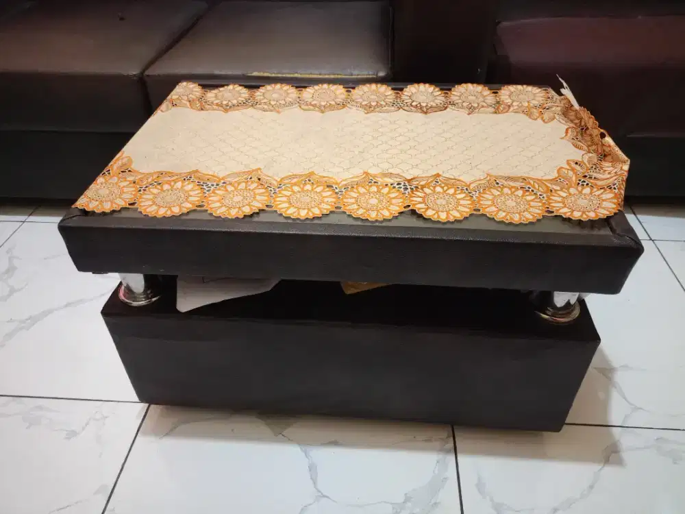 Dijual sofa jok 3 & jok 1 + meja