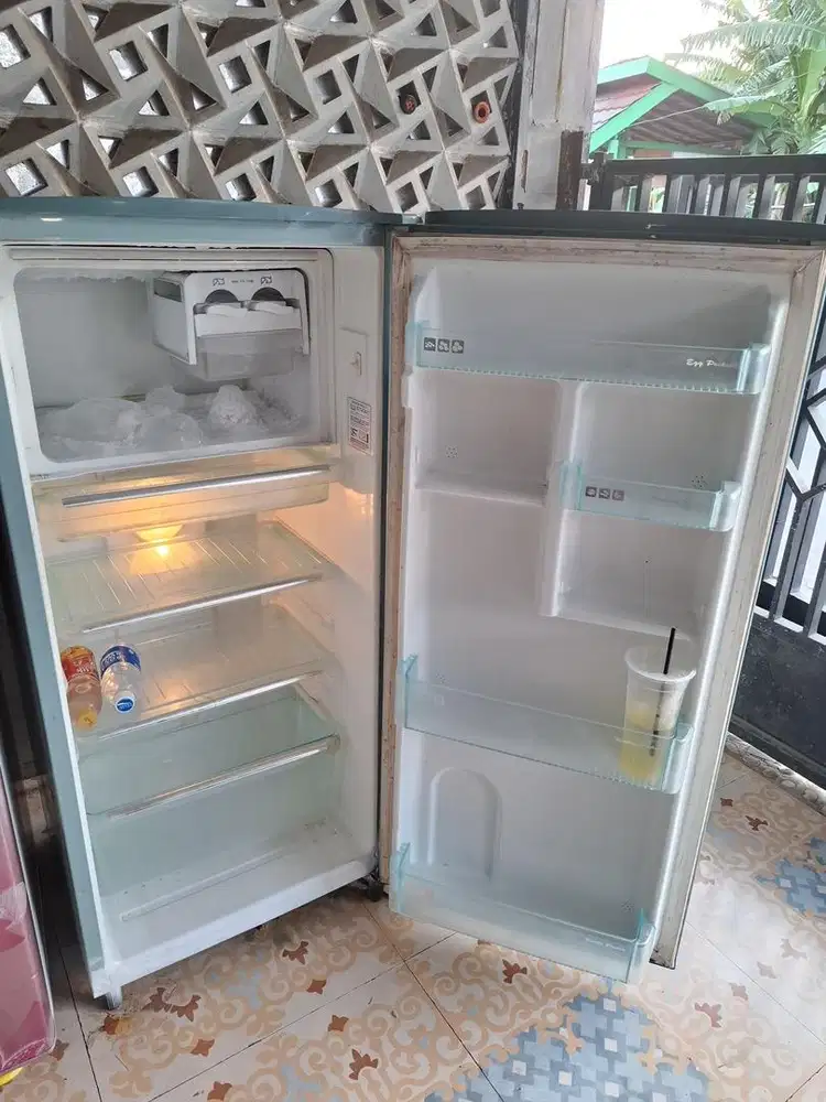 Kulkas Dingin masih beku