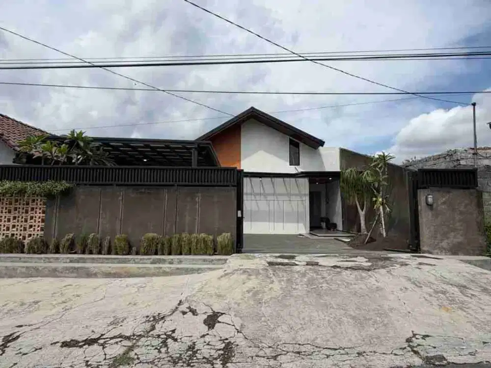 RUMAH MEWAH MODERN LIKE VILLA TANAH LUAS SEMI FURNISHED DI JAKAL KM 9 NGAGLIK