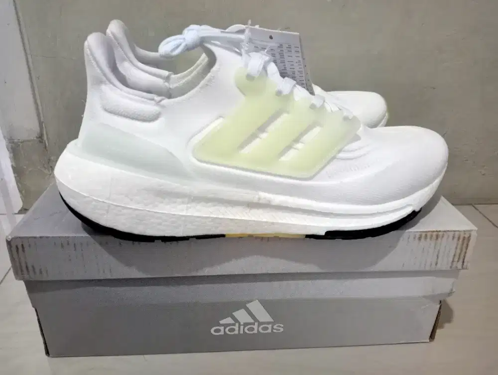 Adidas Ultraboost Light 23 putih BU
