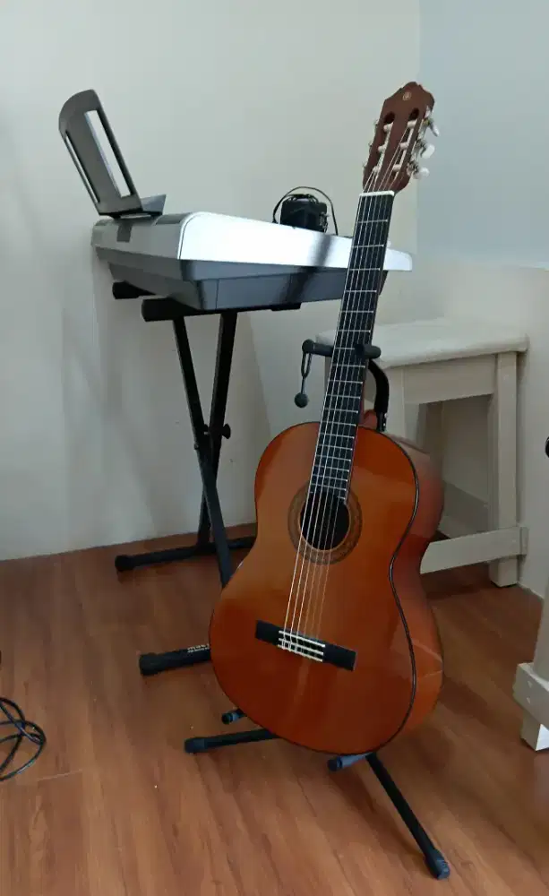 Keyboard Yamaha PSR E403 dan Gitar akustik Yamaha CX40 original...