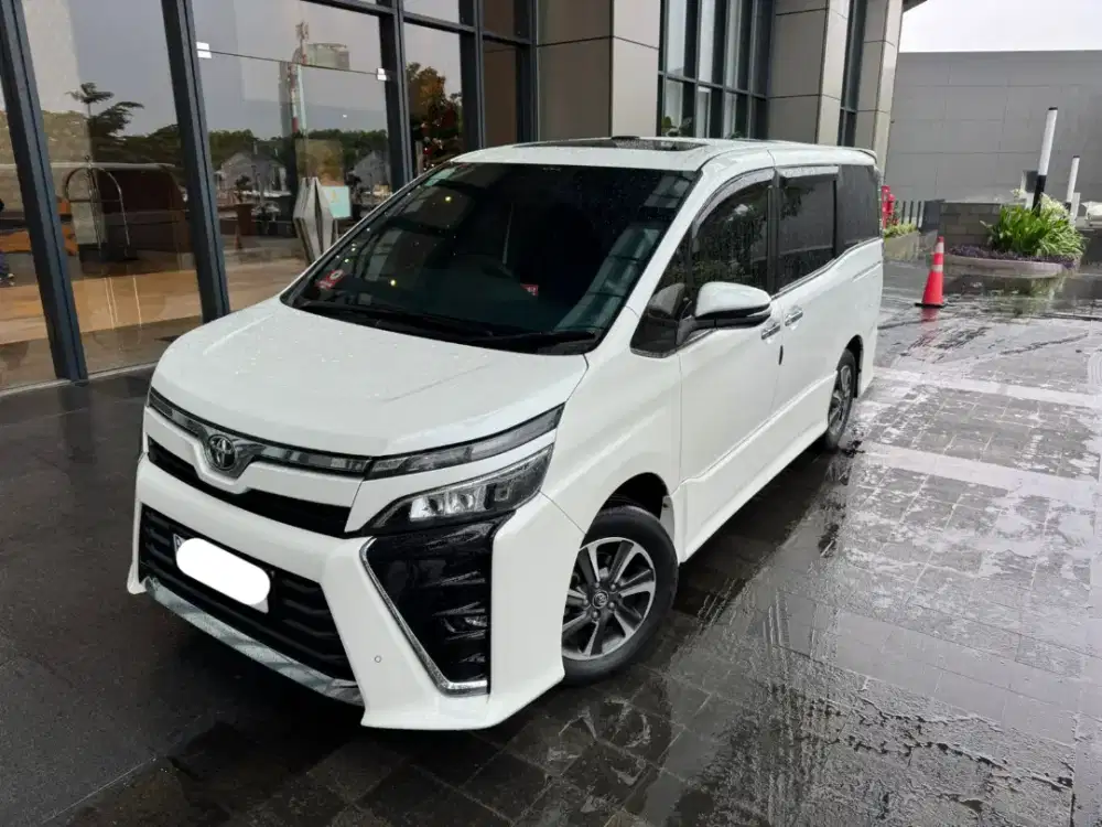 Toyota Voxy putih bersih terawat