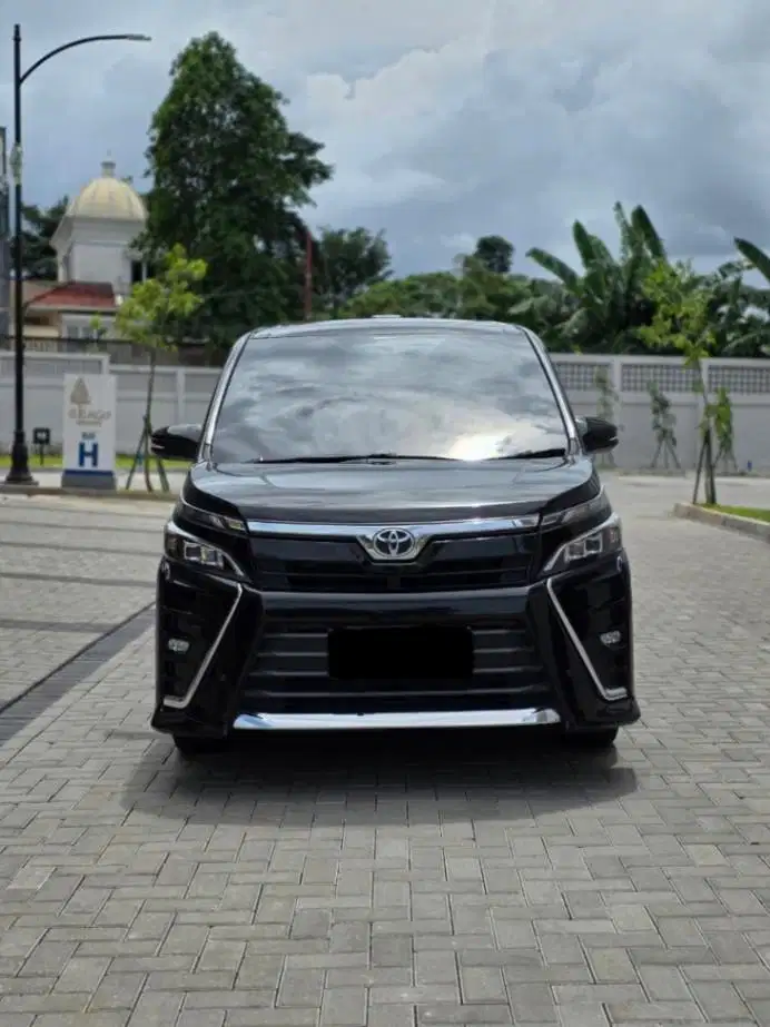 TOYOTA VOXY 2.0 AT 2018